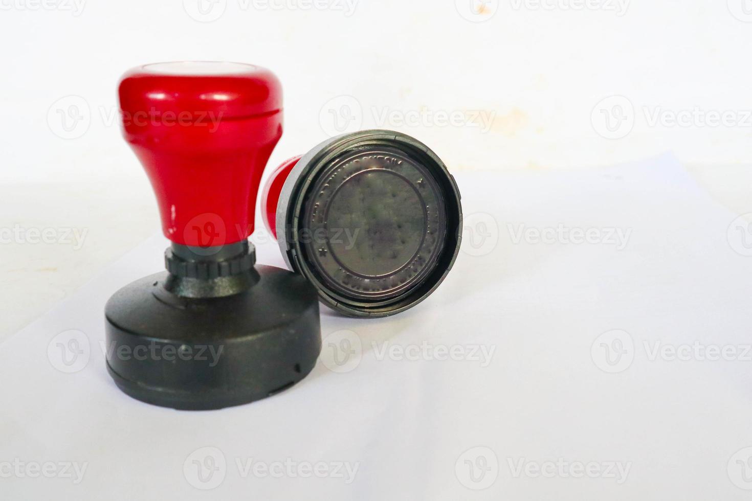 carimbo, moderno carimbo, vermelho lidar com borracha carimbo topo Visão isolado em branco fundo. foto