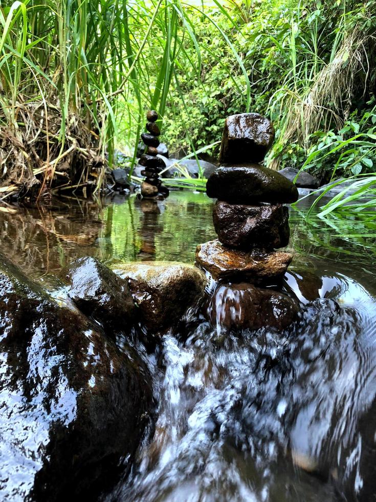 equilibrado zen Rocha pilhas dentro uma Riacho. foto