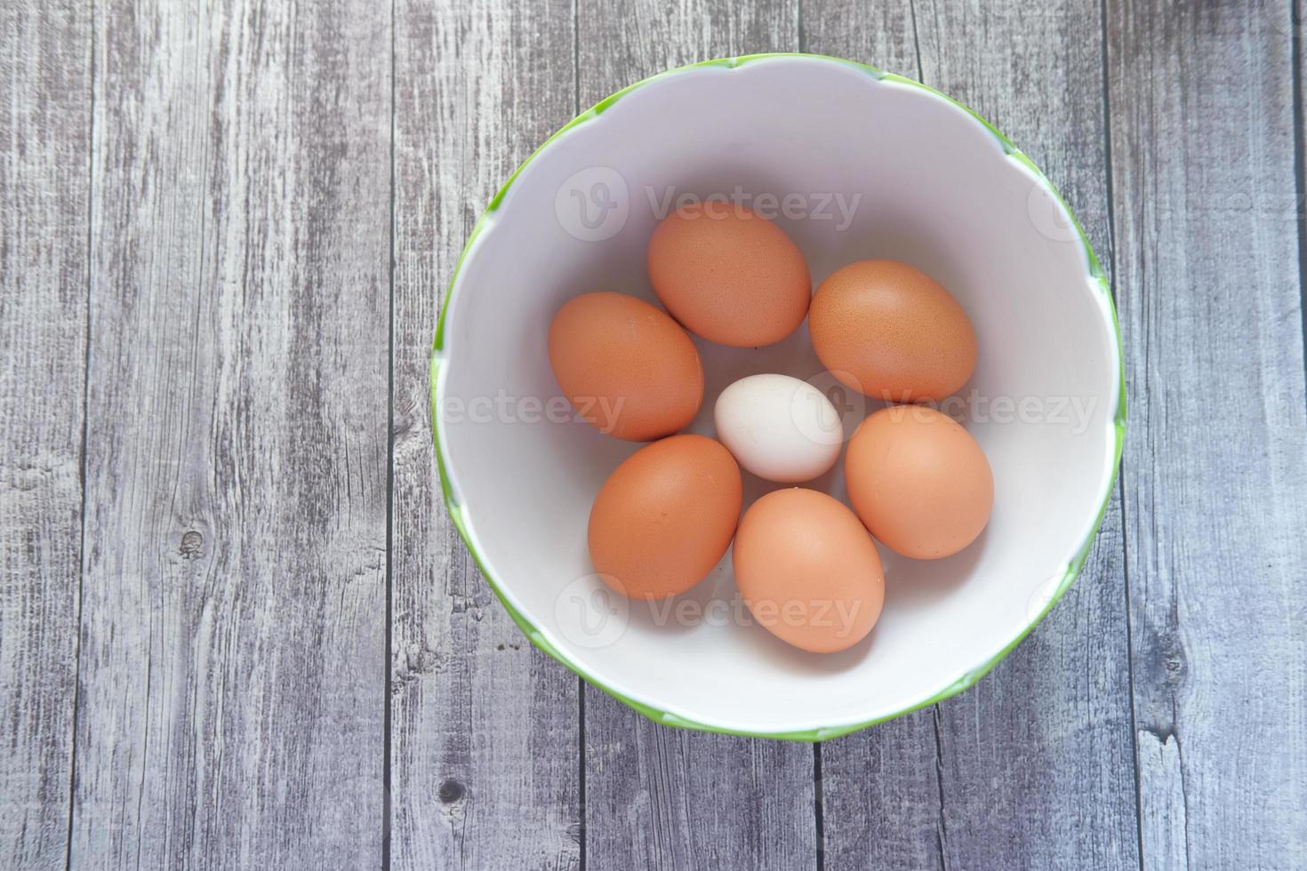 ovos em uma tigela foto