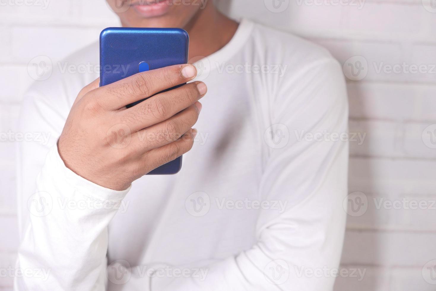 homem usando telefone inteligente azul foto