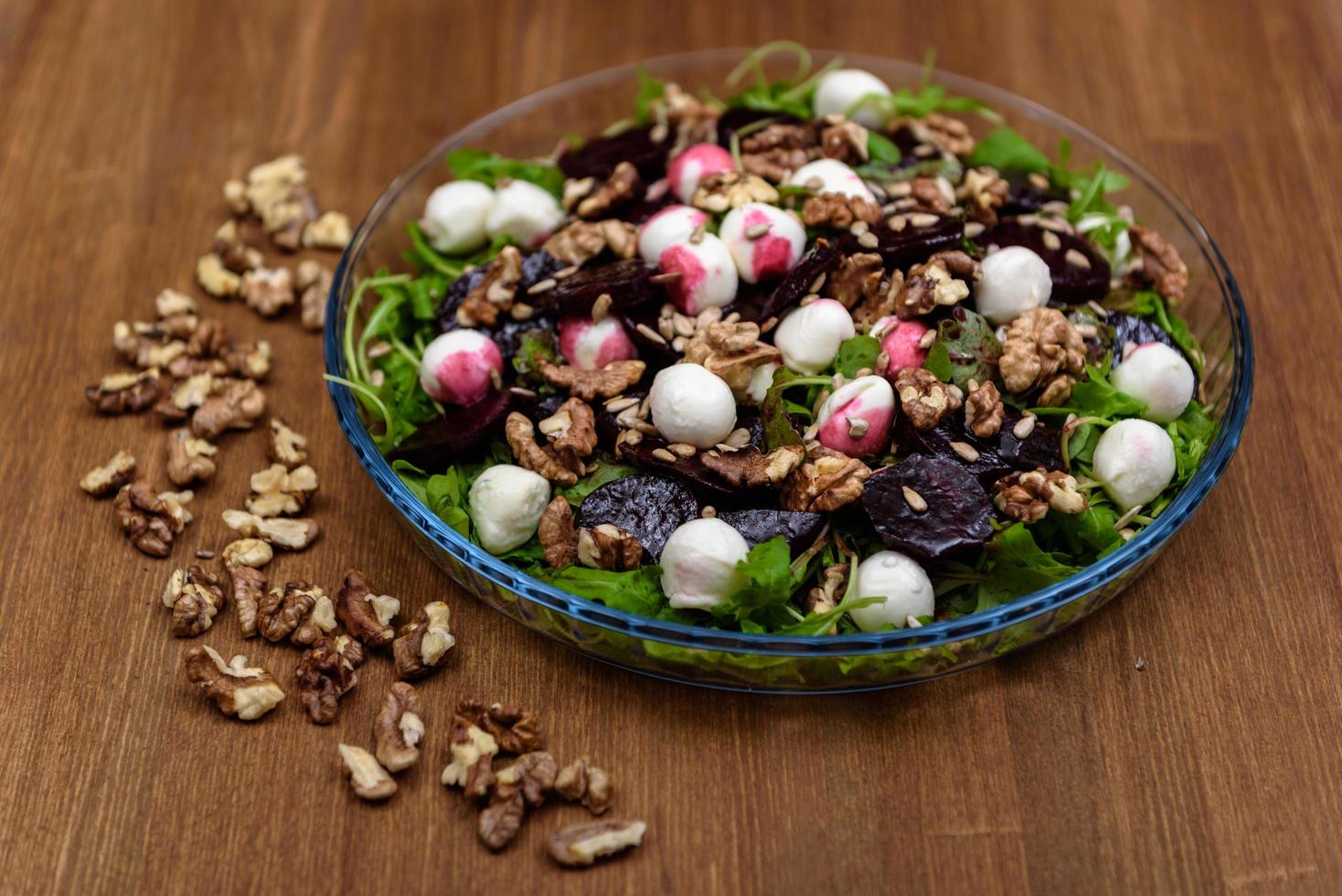 salada de rúcula na mesa de madeira foto