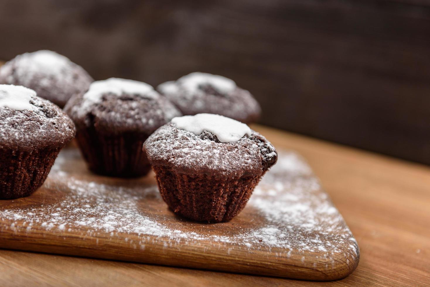 muffins de chocolate na tábua de madeira foto
