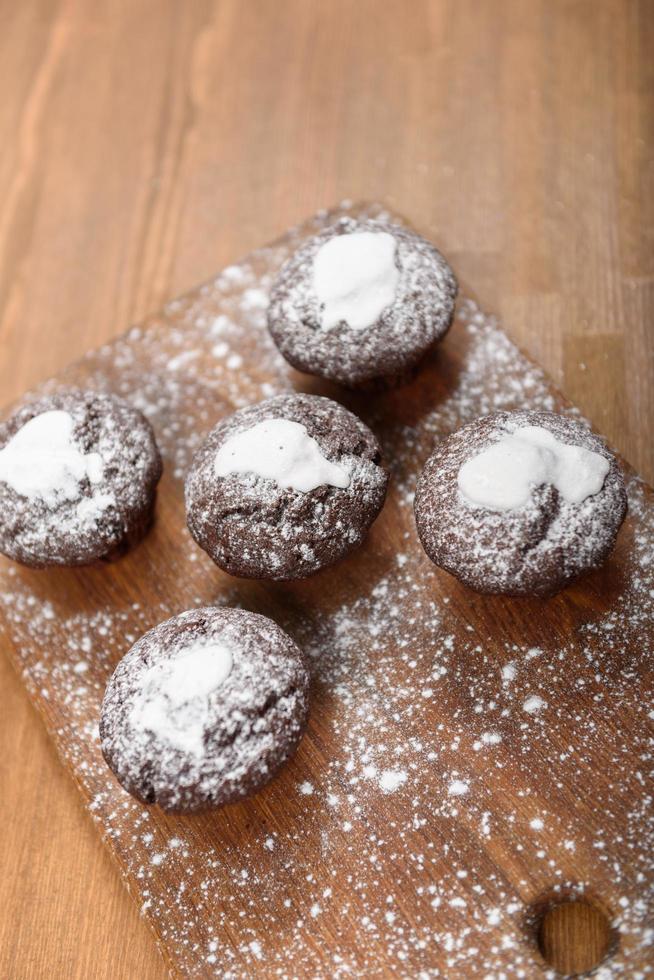 muffins de chocolate na tábua de madeira foto