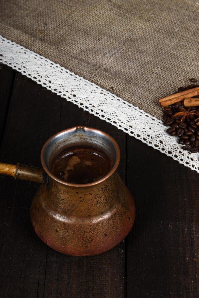 café preto com grãos e canela foto