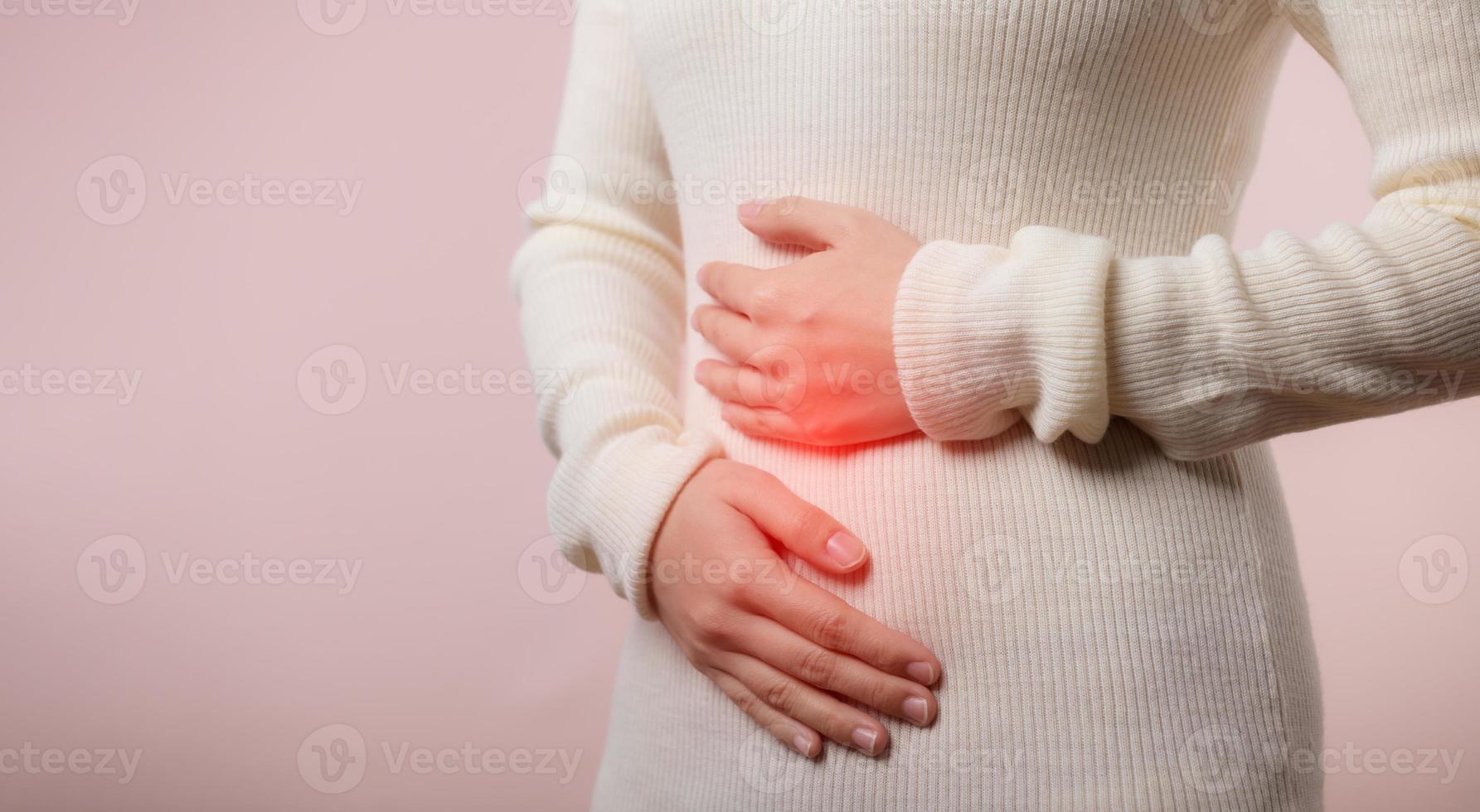 cenário do jovem mulher ter menstruação estômago dor dor problema. abdominal barriga doença dentro fêmea pessoa. cuidados de saúde mundo saúde dia conceito. foto