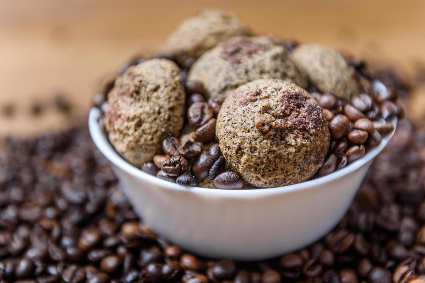 biscoitos de café em um prato com grãos de café polvilhados foto