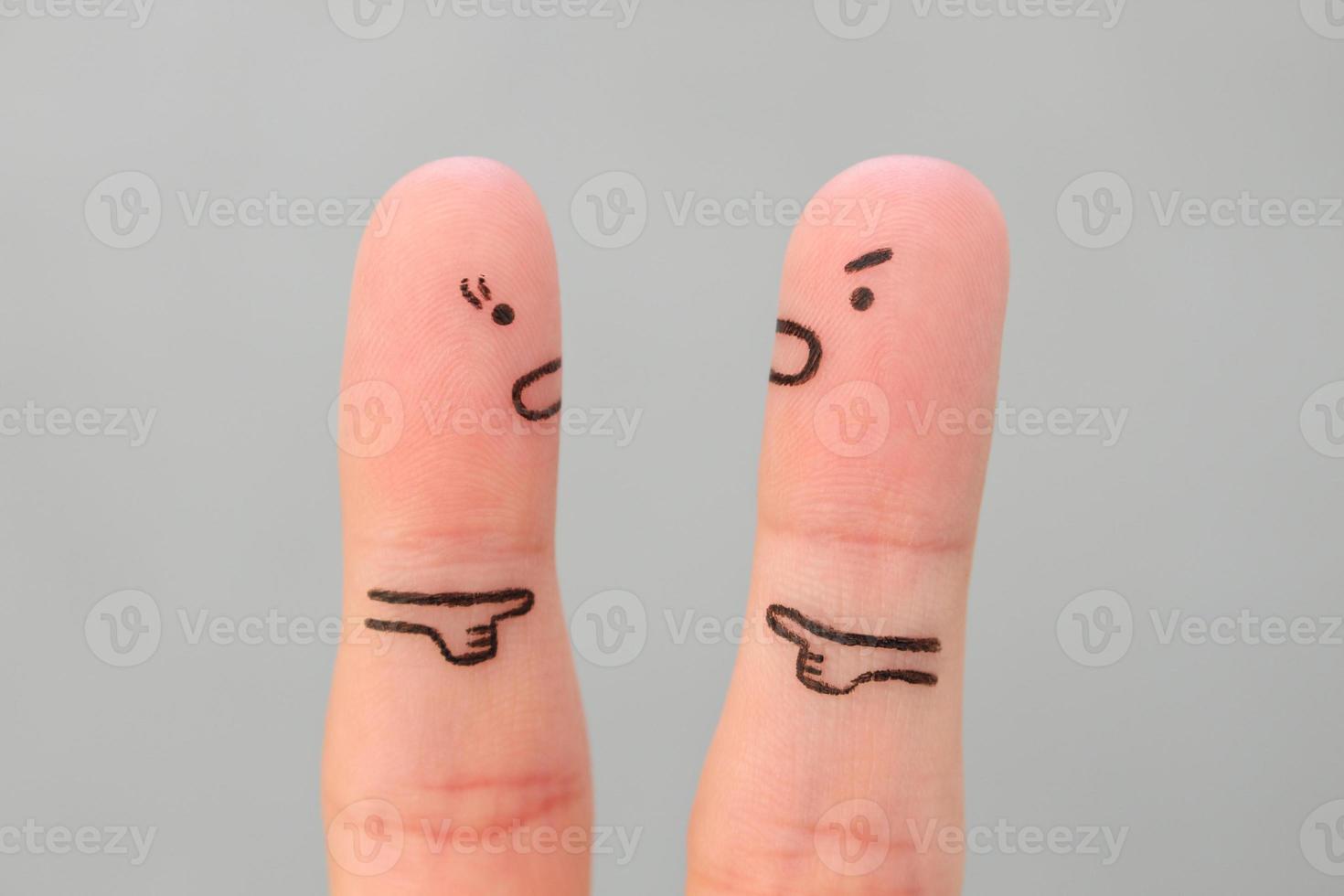dedos arte do família durante briga. conceito do homem e mulher culpar cada outro. foto