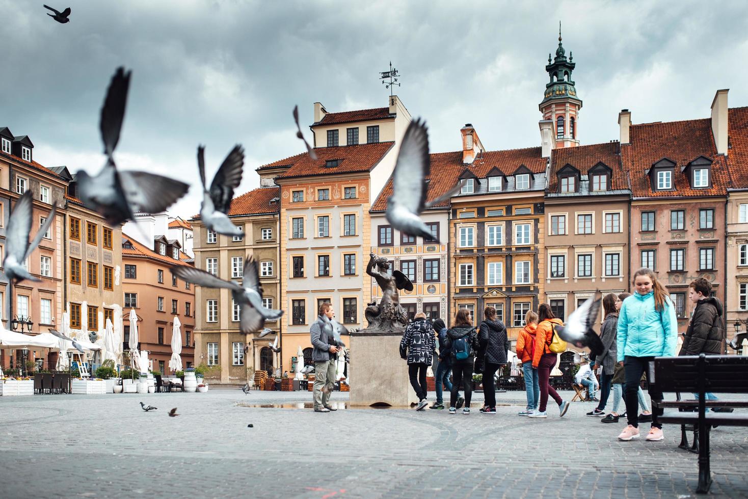 Varsóvia, Polónia 2017- pombos voadores na antiga praça de Varsóvia, subúrbio de Cracóvia foto