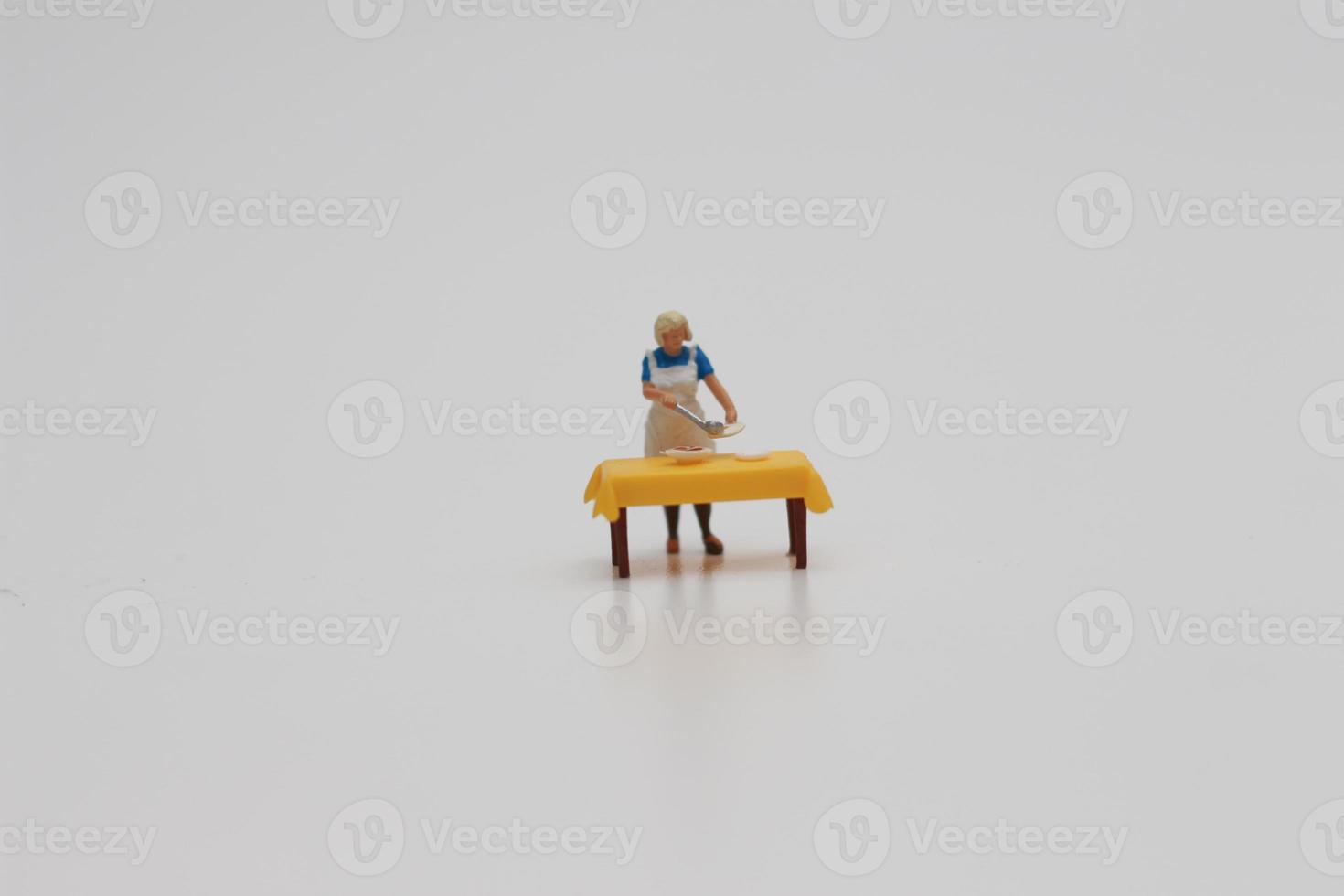 uma fechar acima do uma miniatura figura do uma mulher servindo Comida foto