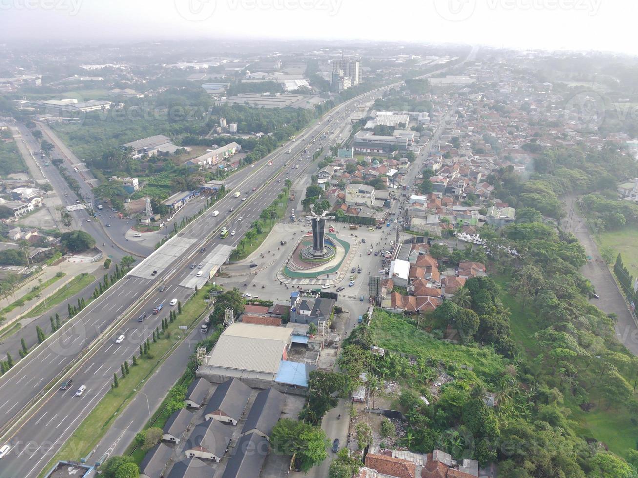 aéreo Visão do tugu pancakarsa dentro a manhã às a encruzilhada foto