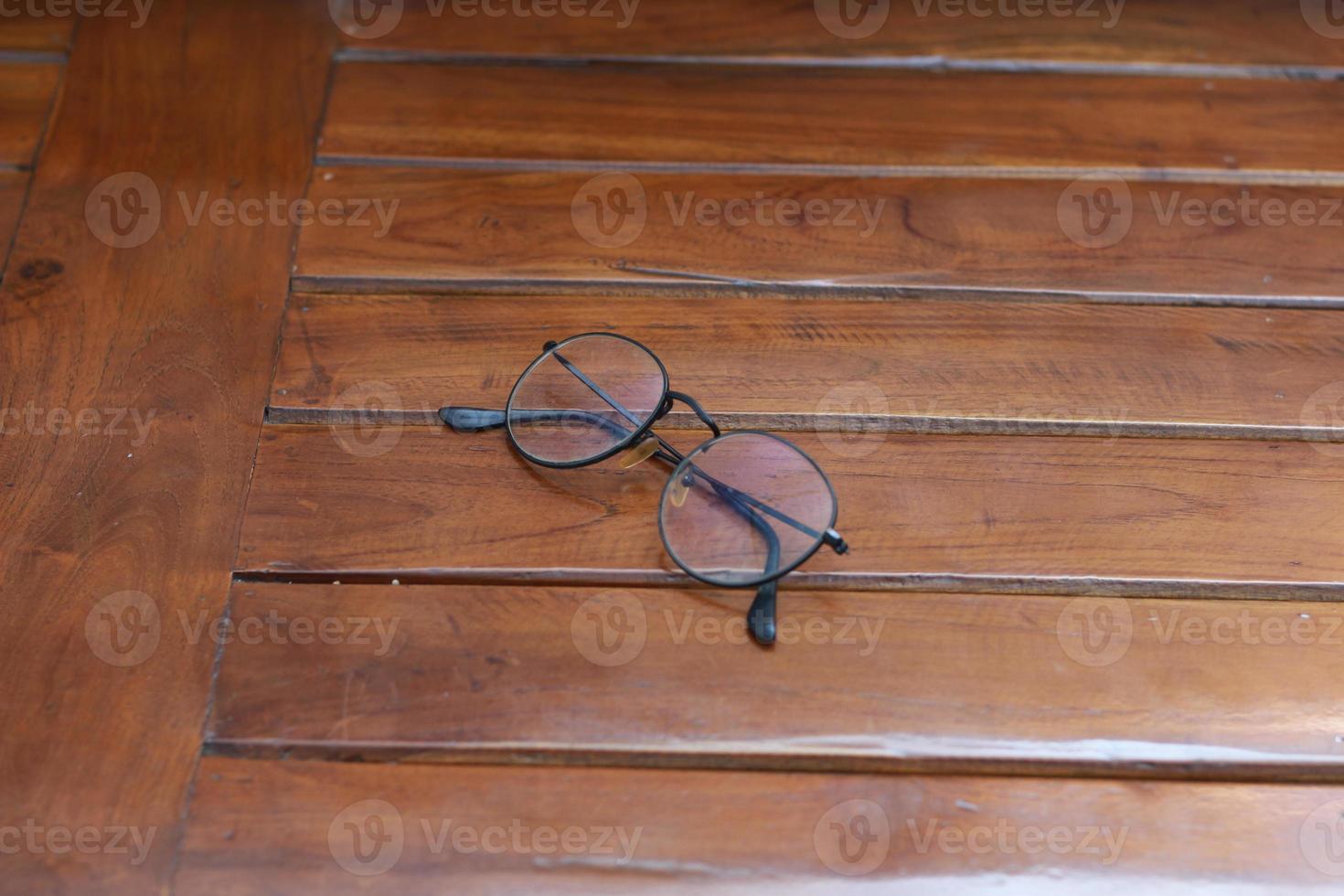 uma fechar acima do Óculos com Preto quadros isolado natural estampado de madeira fundo. foto