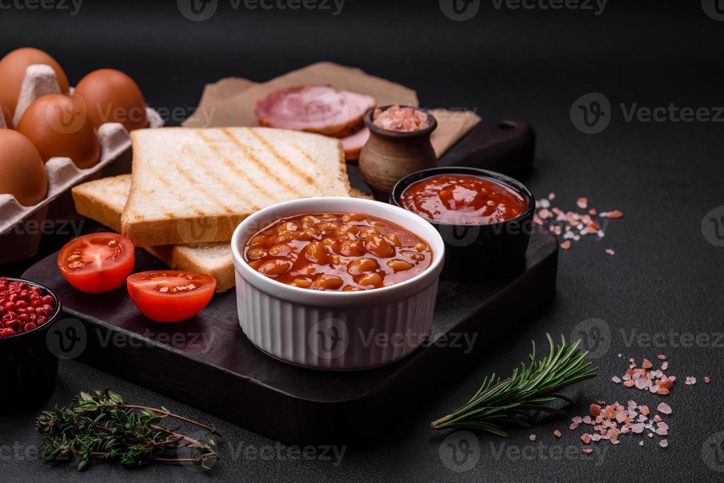 delicioso enlatado feijões dentro uma tomate dentro uma branco cerâmico tigela foto