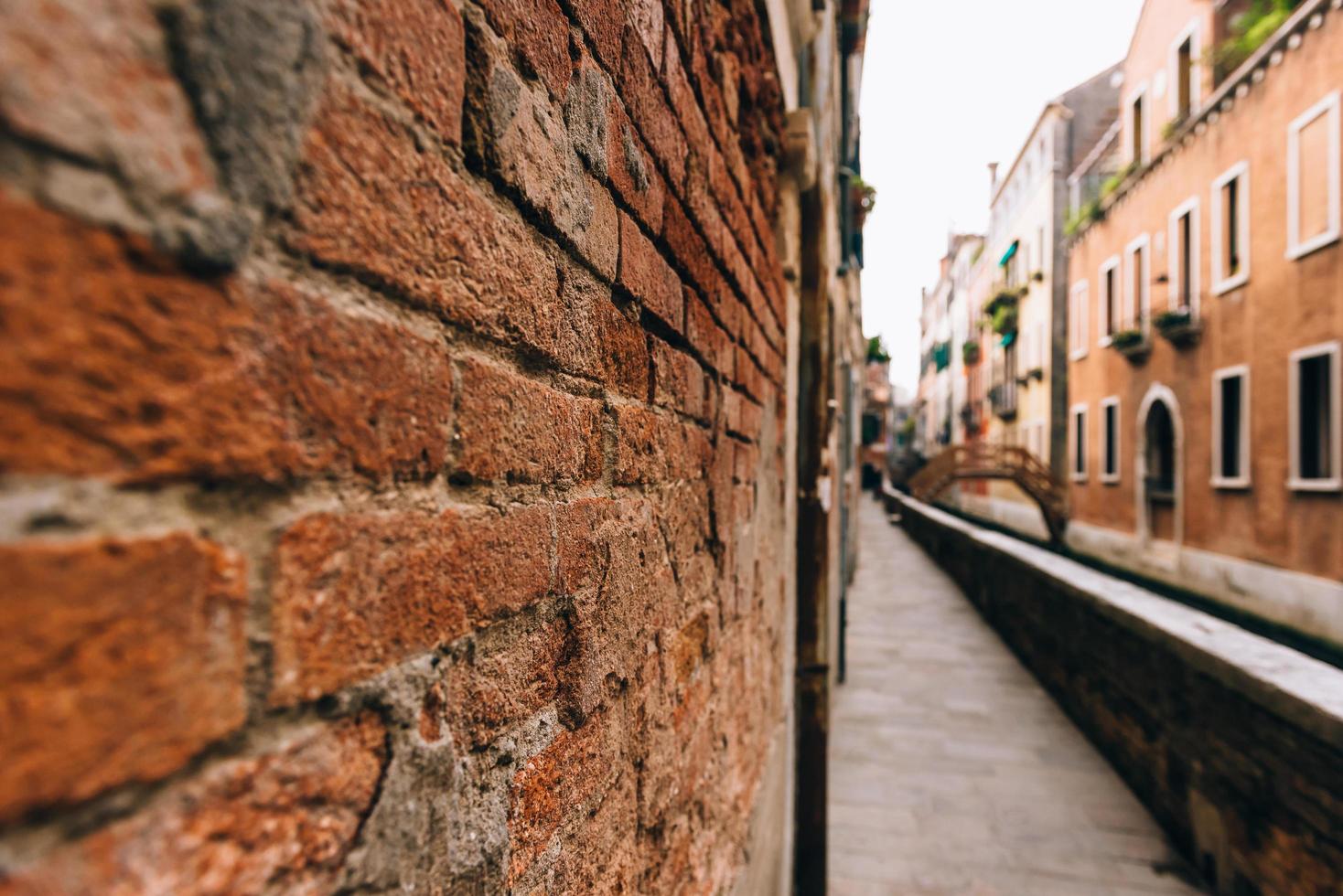 as antigas ruas de veneza da Itália foto
