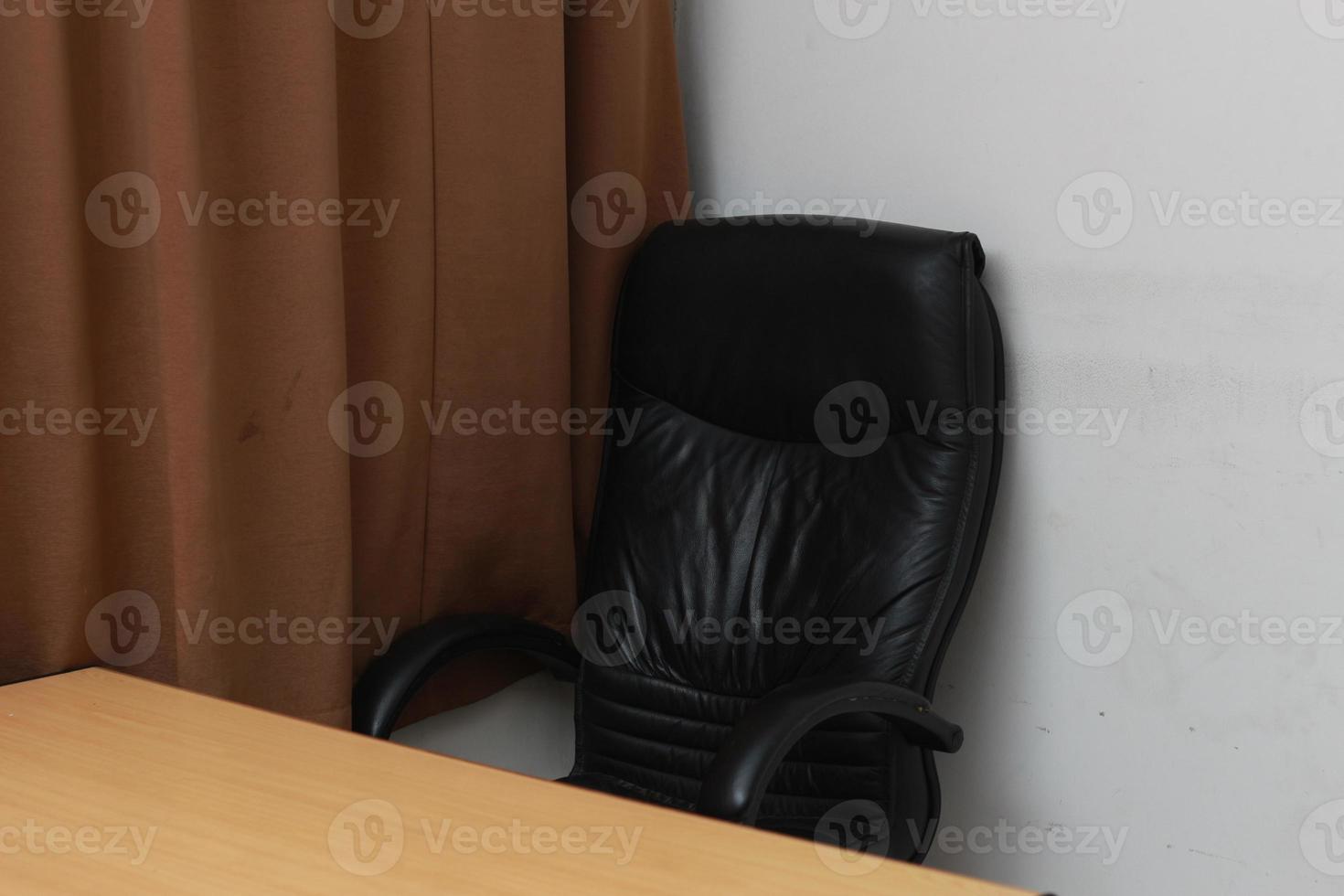 foto do uma cadeira e escrivaninha com Castanho janela cortinas. área de trabalho conceito foto.