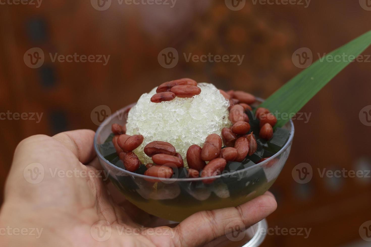 es kacang Merah ou uma frio beber fez a partir de vermelho feijões fervido com Castanho açúcar servido com coco leite, raspada gelo e coberto com adoçado condensado leite chocolate e xarope. foto