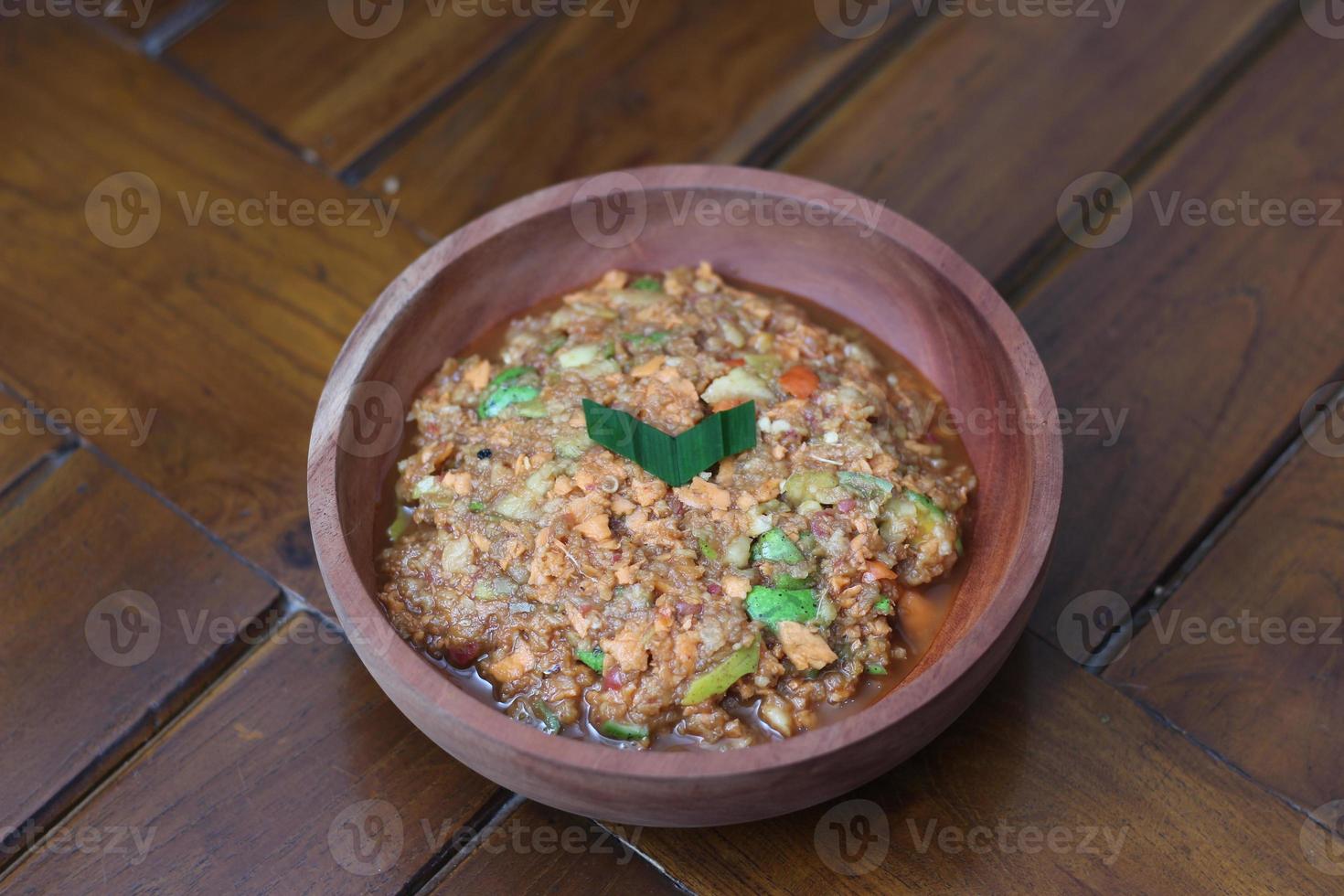 uma fechar acima rujak bebek ou esmagado fruta que é fez a partir de cru fruta esmagado dentro uma argamassa e pilão e adicionado com camarão colar, Pimenta e Castanho açúcar. indonésio tradicional Comida foto conceito.