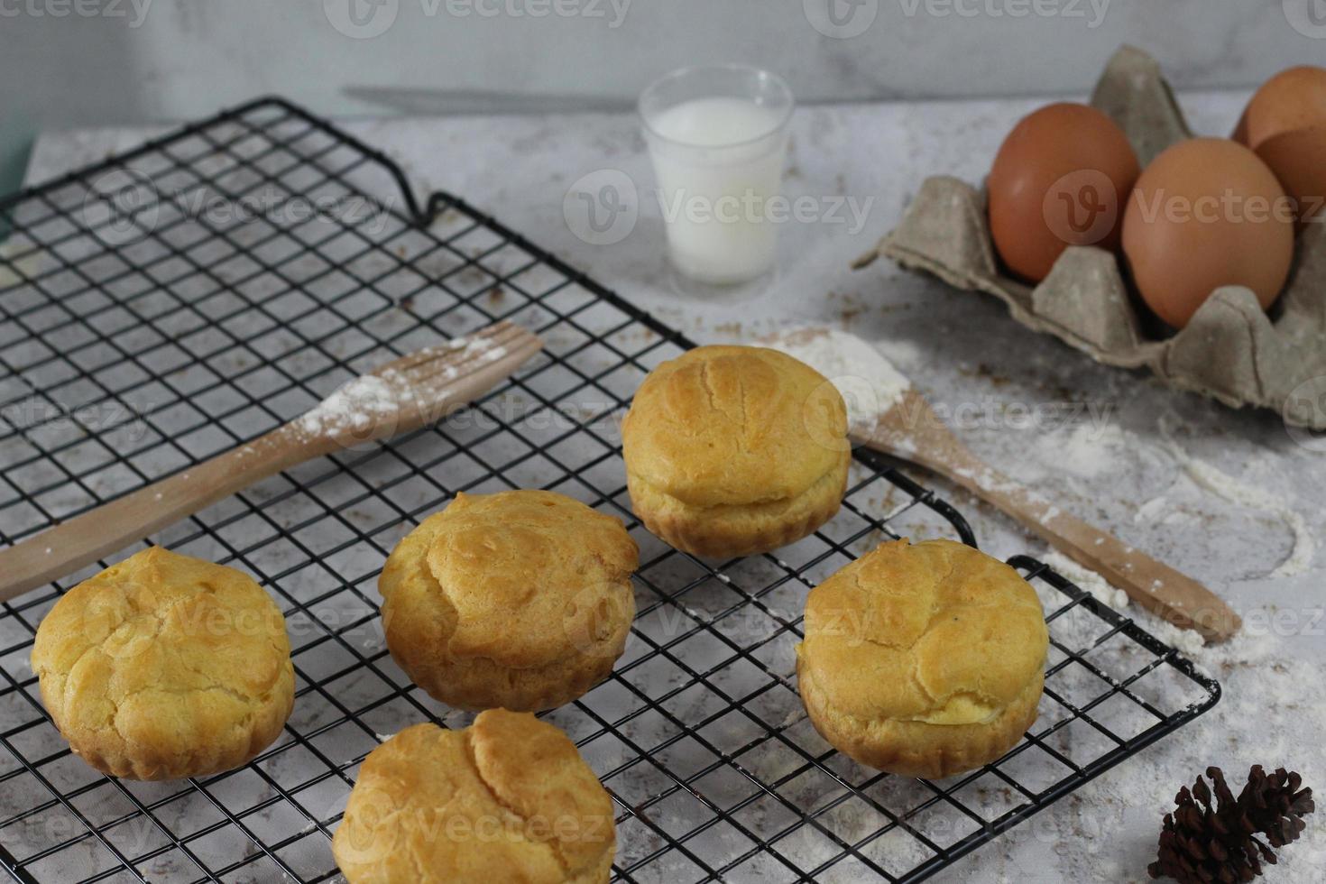 uma tradicional bolo a partir de Indonésia chamado kue sus preenchidas com creme sopros. servido em uma bolo prateleira. Comida conceito foto. foto