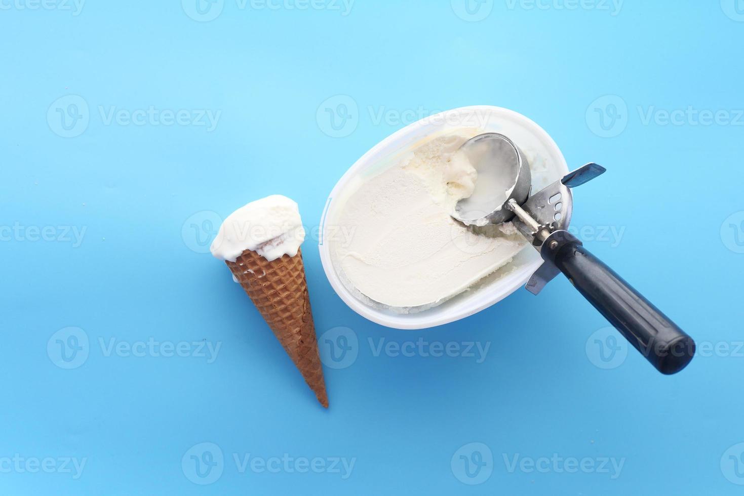 vista superior da casquinha de sorvete no fundo azul foto