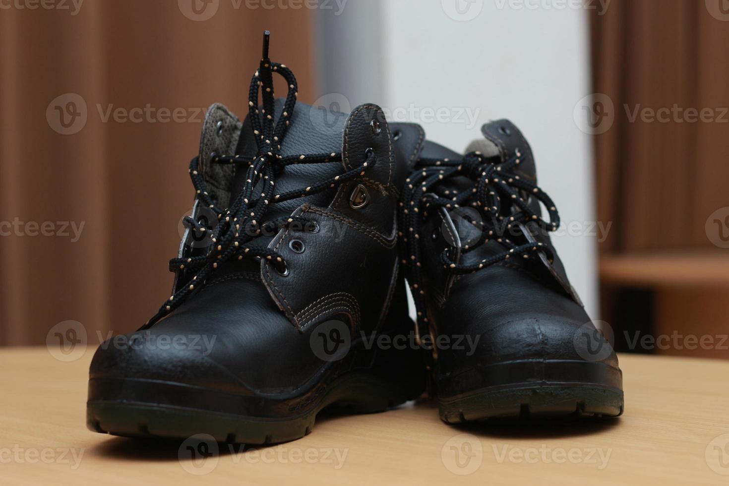 detalhado foto do uma par do segurança sapatos para trabalhar. trabalhos protetora equipamento conceito foto.