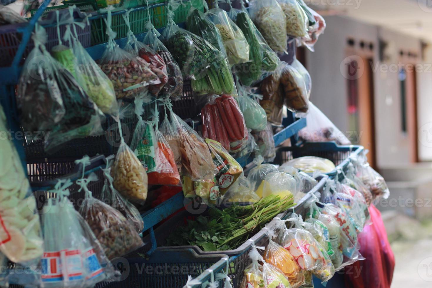 uma Móvel vegetal vendedor com uma carrinho foto