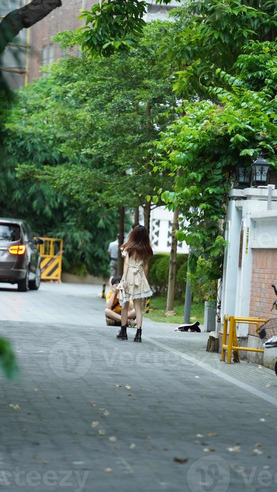 a cidade rua Visão com a mascarar pessoas caminhando em a estrada durante a convidar 19 foto