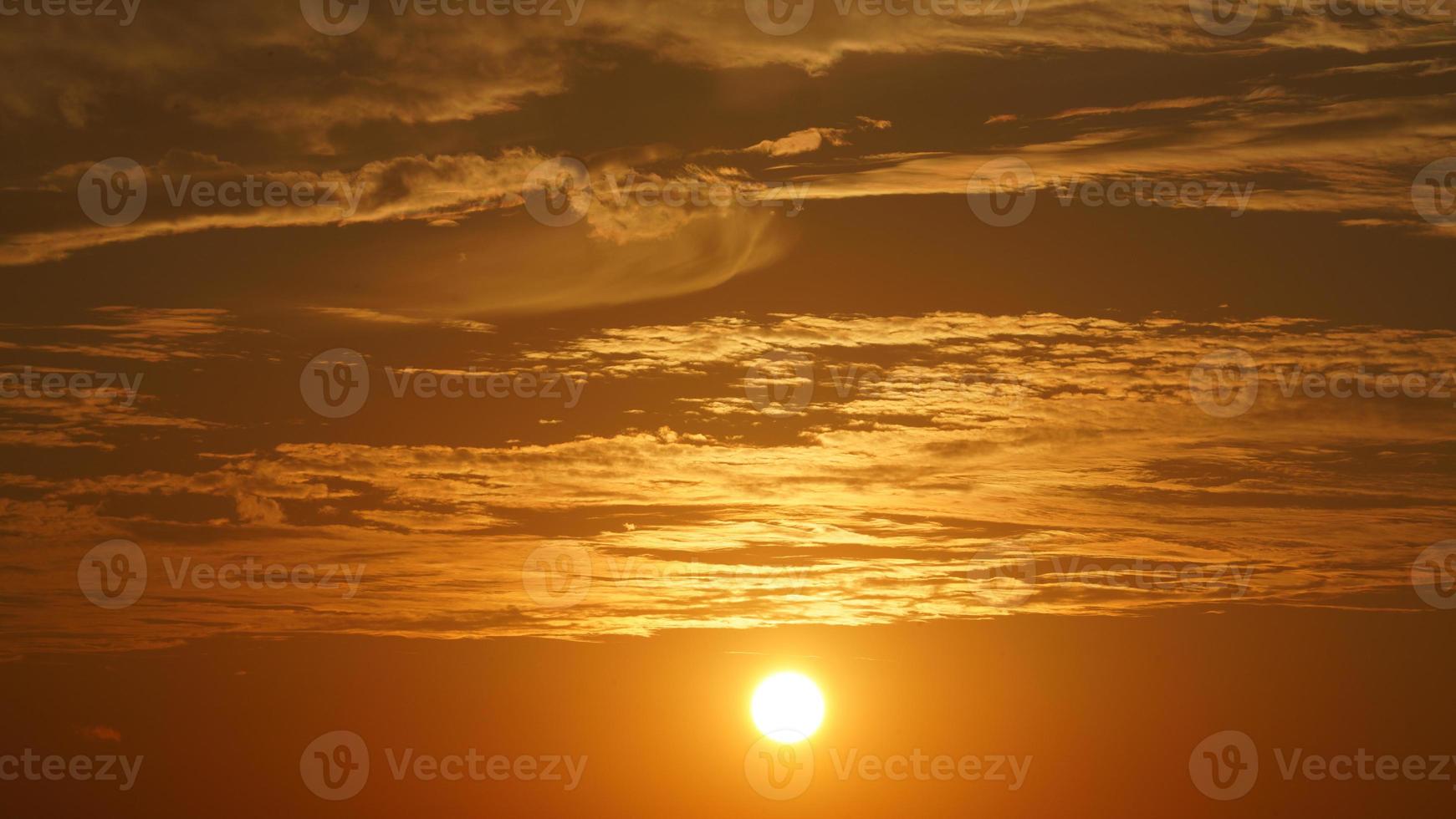 a lindo pôr do sol céu Visão com a colorida nuvens e caloroso luzes dentro a céu foto