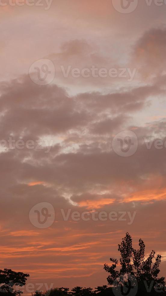 a lindo pôr do sol céu Visão com a colorida nuvens e caloroso luzes dentro a céu foto