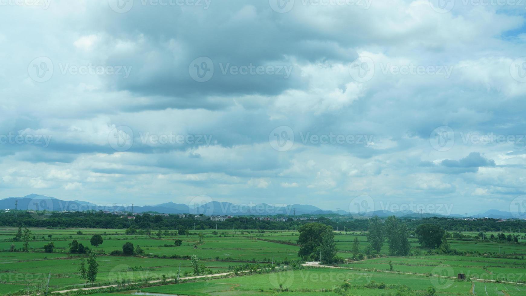 a lindo campo Visão a partir de a escorrendo trem em a sul do a China foto