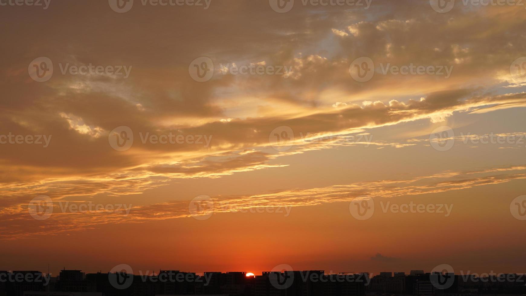 a lindo pôr do sol céu Visão com a colorida nuvens e caloroso luzes dentro a céu foto