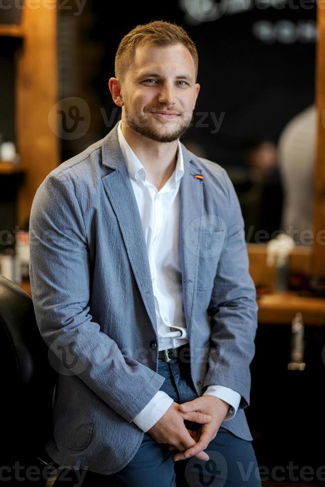 retrato do uma jovem cara noivo às a Treinamento acampamento dentro a barbearia foto