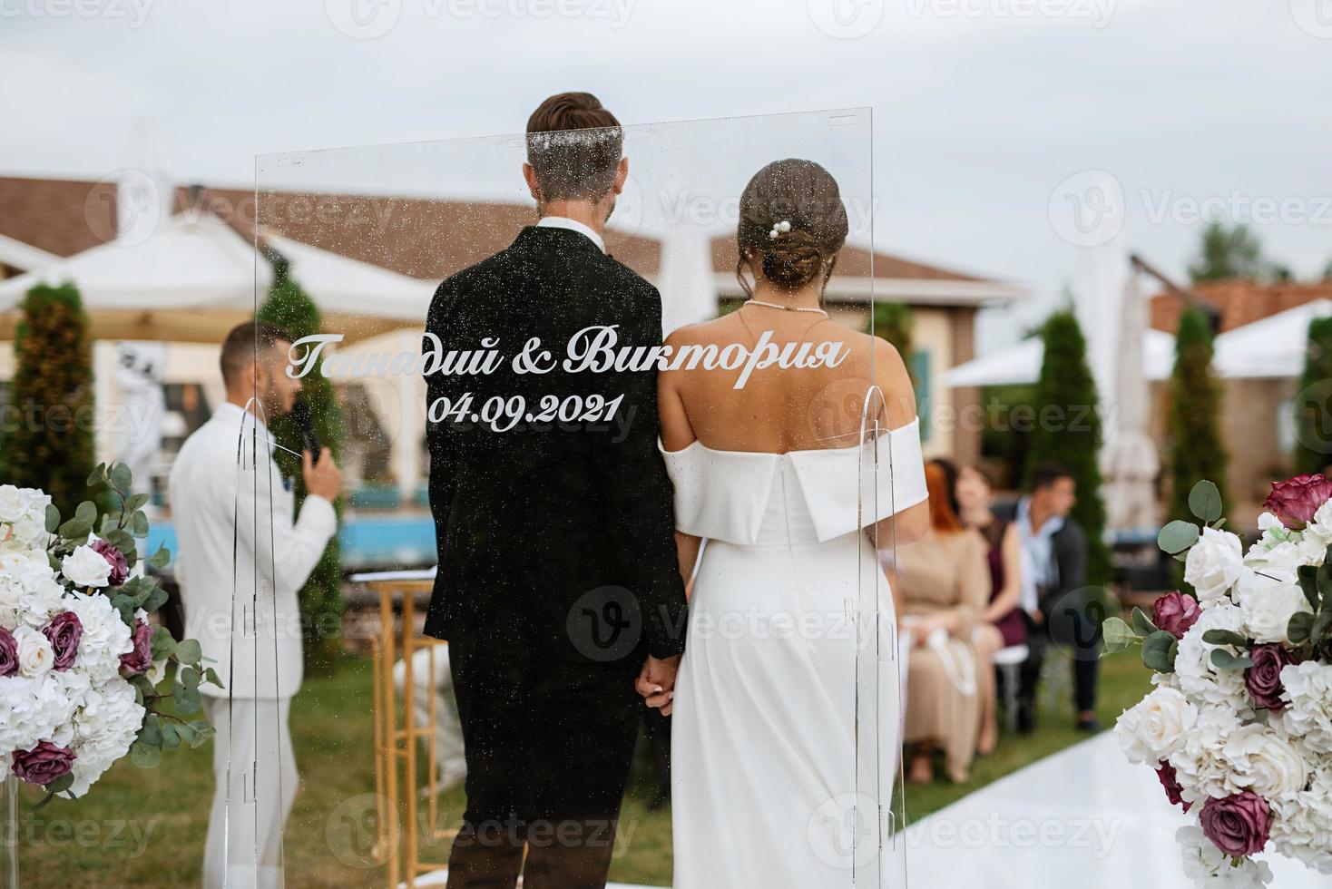 Casamento cerimônia do a recém-casados em a clareira foto