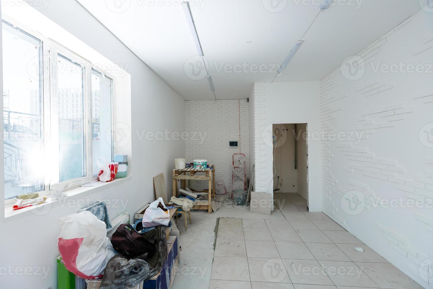 inacabado apartamento interior, reparar dentro uma branco escritório quarto foto