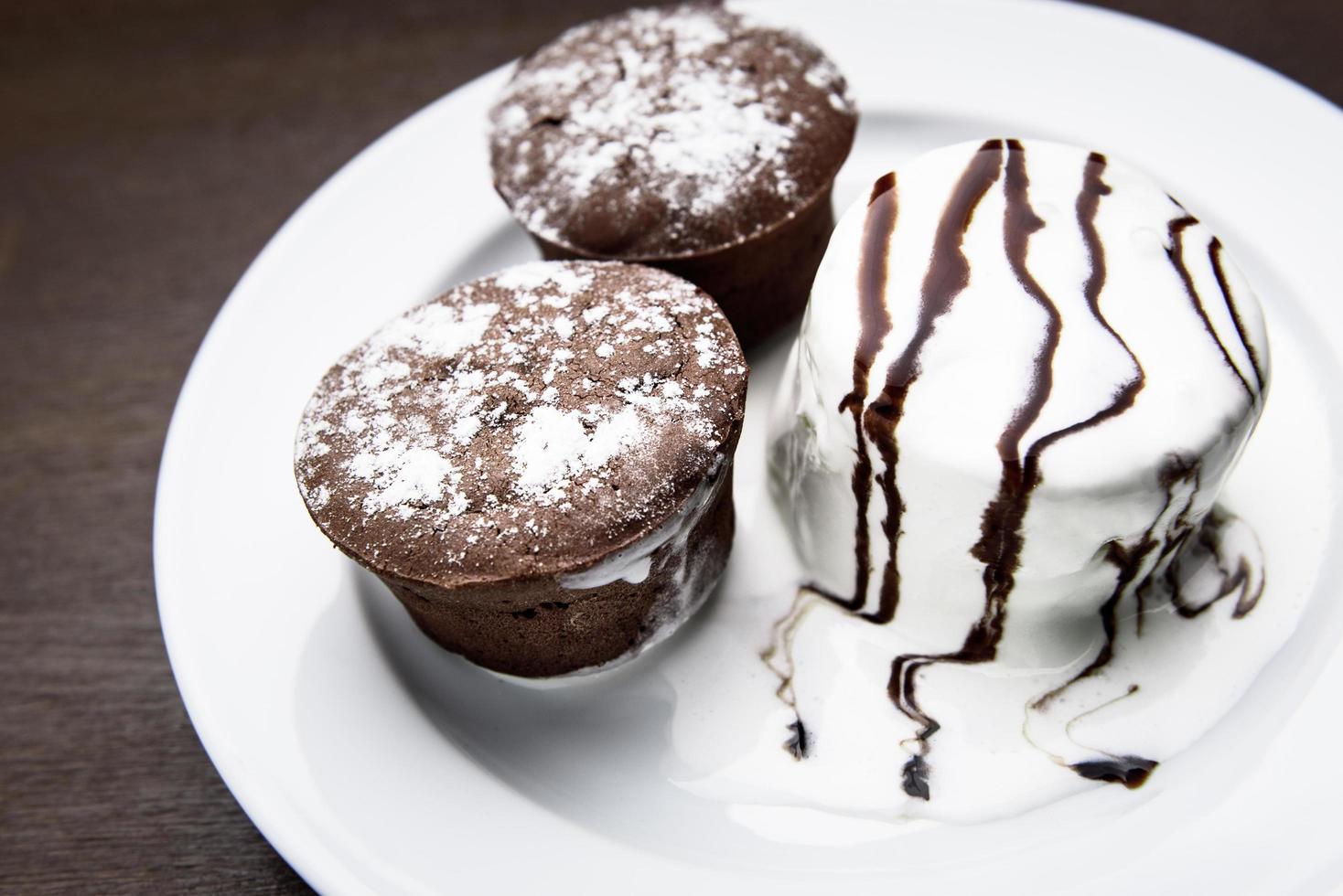 muffins de chocolate com sorvete foto