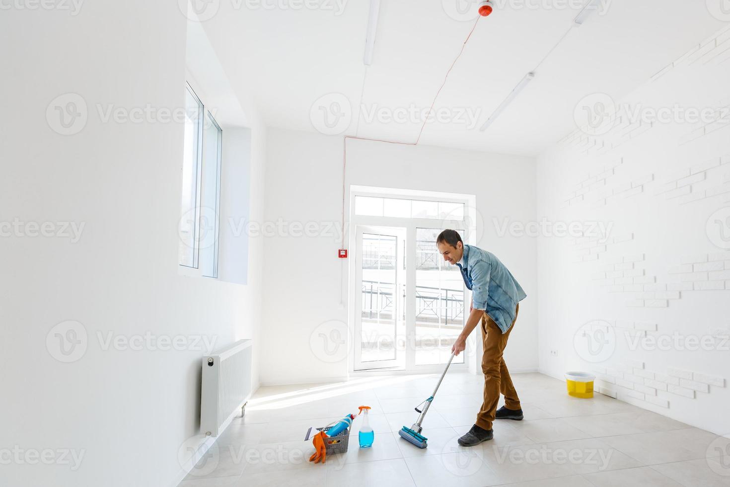 retrato do homem com limpeza equipamento limpeza a casa foto