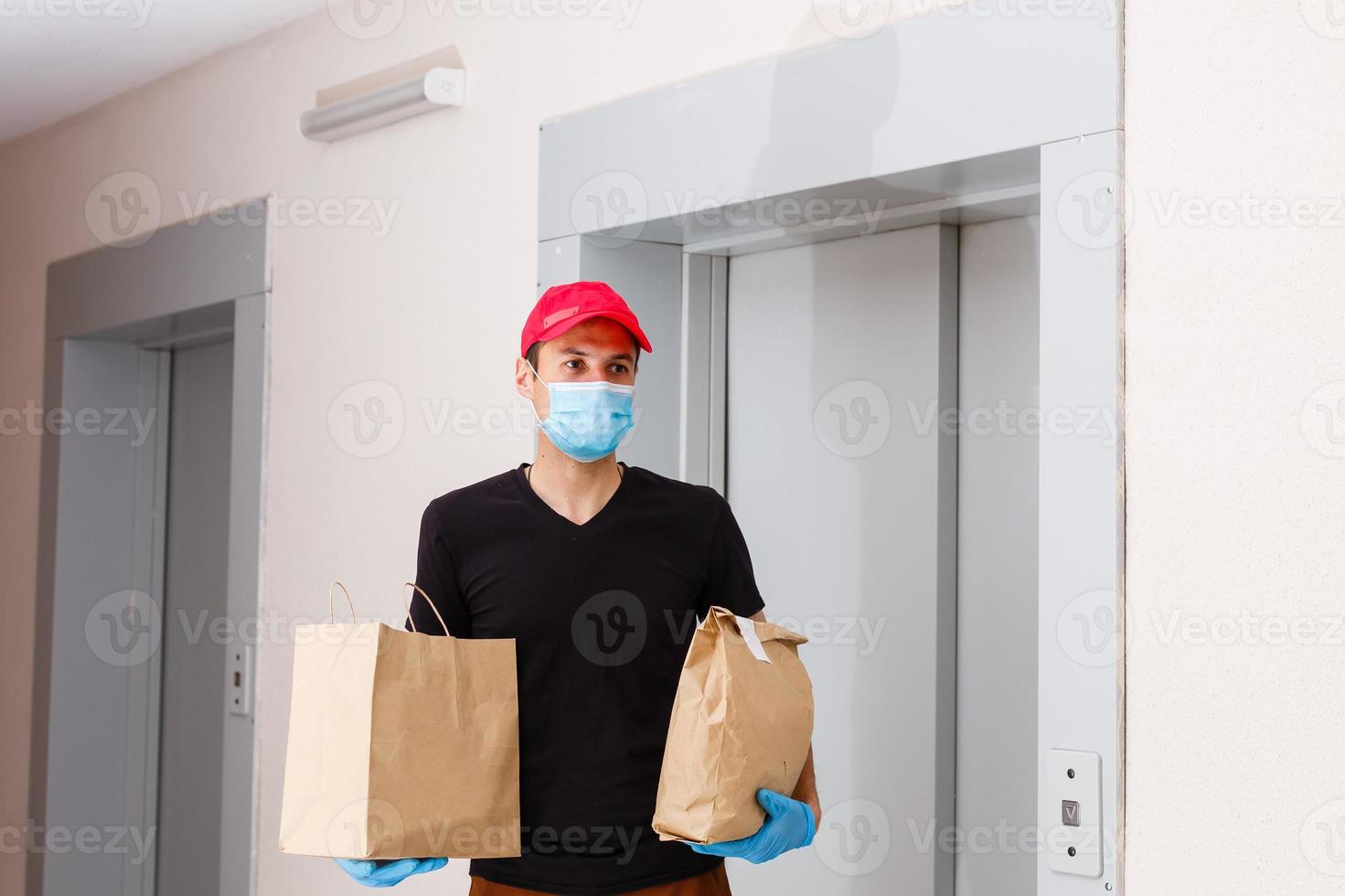 Entrega homem segurando cartão caixas dentro médico borracha luvas. quarentena. coronavírus. porta Entrega foto