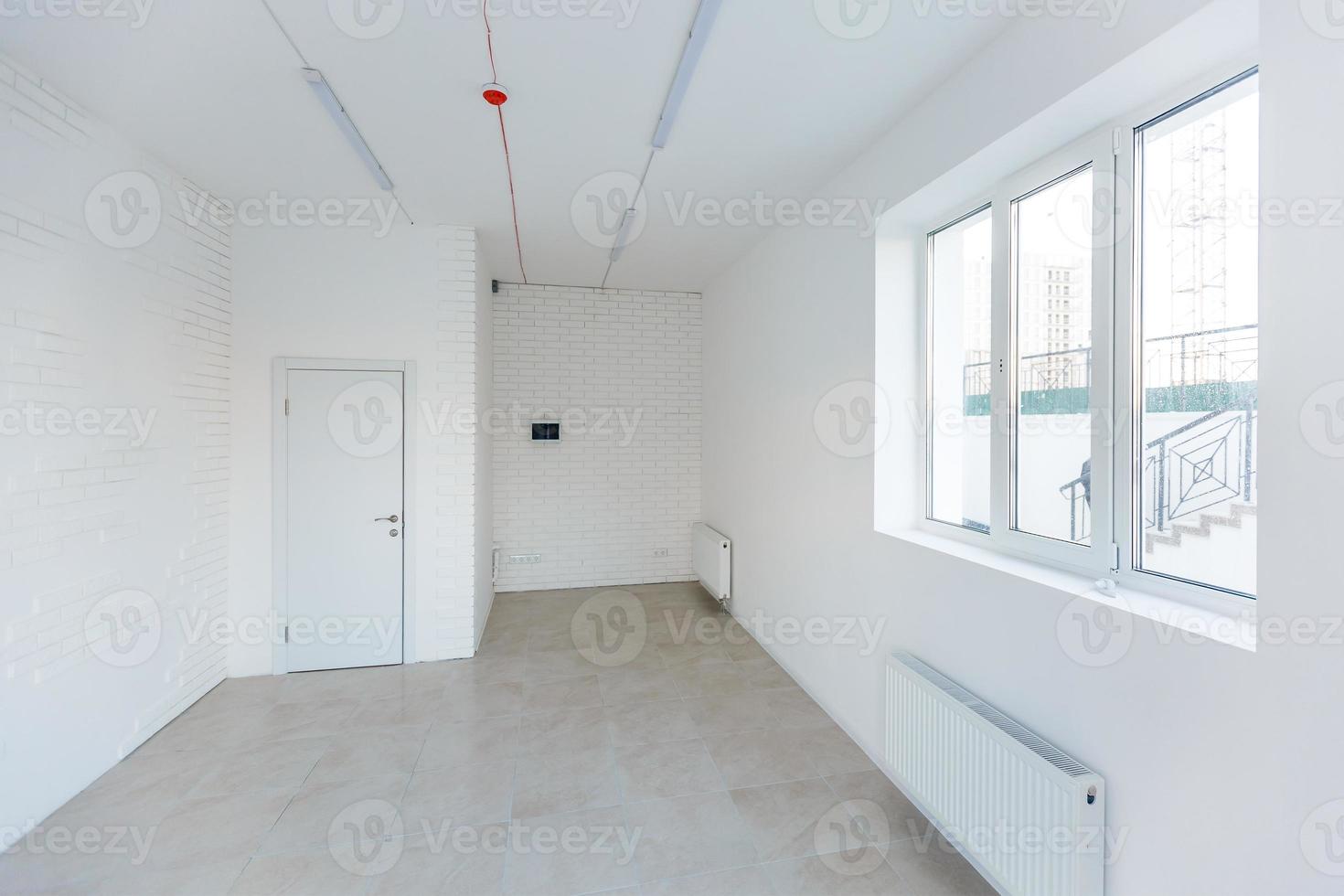 esvaziar quarto sem reparar. interior do branco loft quarto escritório com panorâmico janelas dentro equirretangular projeção foto