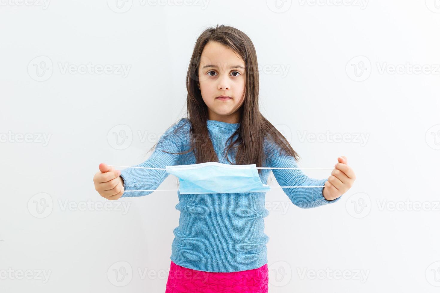 pânico pequeno menina segurando proteção mascarar, vendido Fora mascarar ,covid -19 vírus pandemia conceito.face mascarar é atualmente Fora do estoque anúncio - mascarar é vendido Fora e Fora do estoque. foto