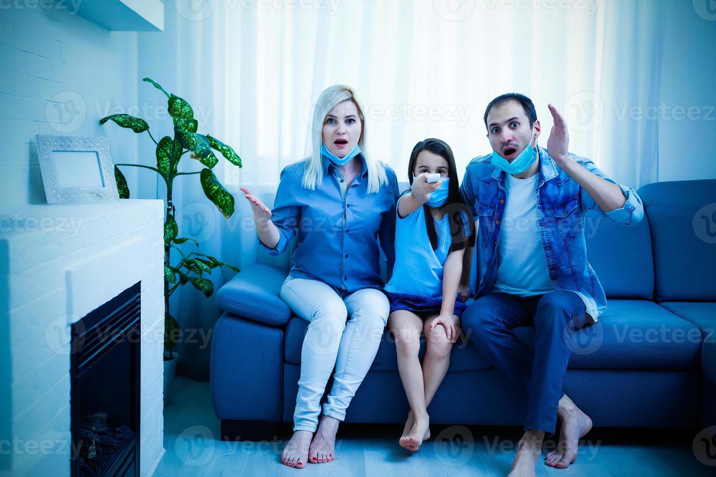 família em a sofá assistindo televisão às lar. fique às casa durante quarentena foto