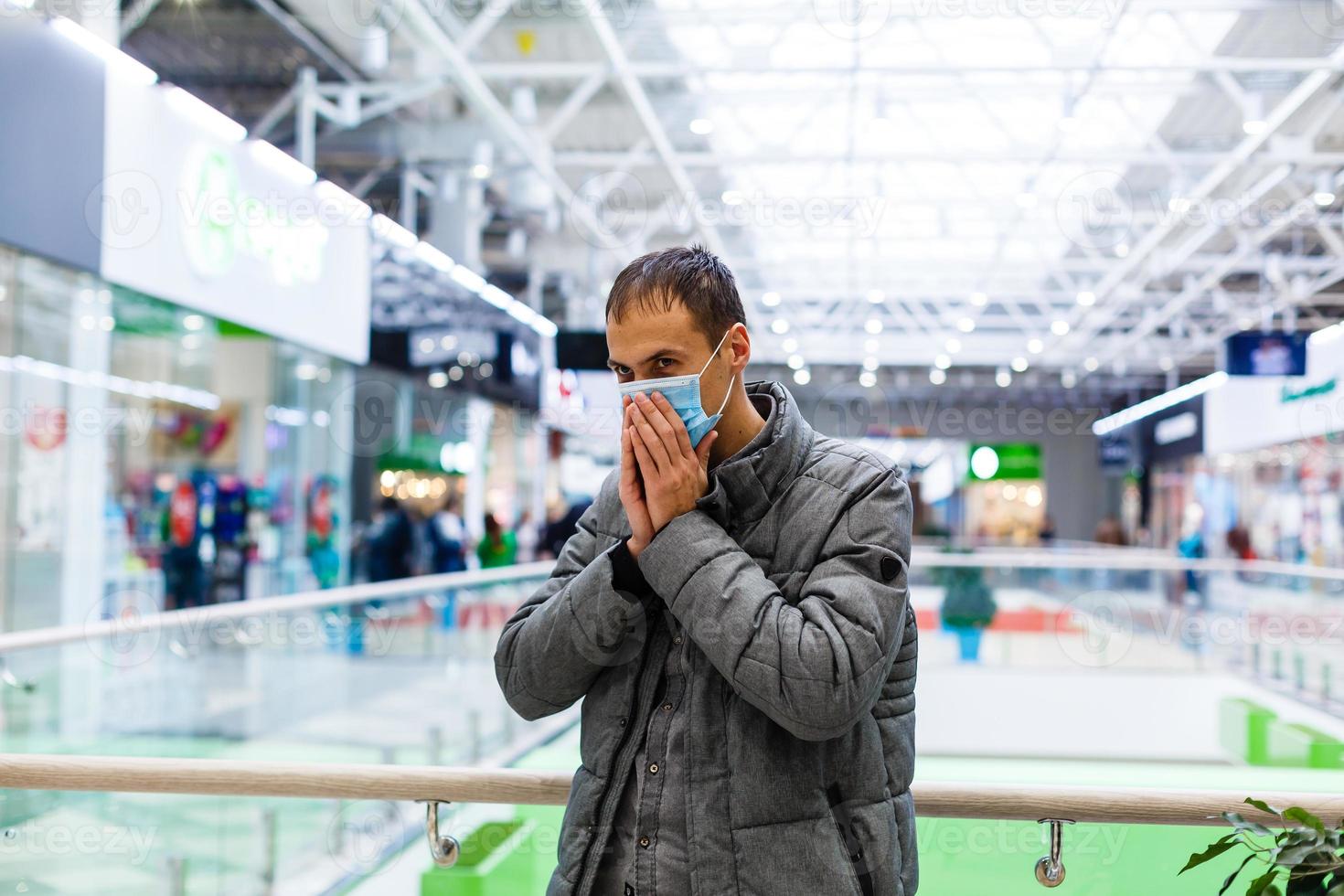 homem vestindo mascarar para proteger romance coronavírus 2019 ou PM 2,5 poeira e sério do a ar poluição dentro departamento loja. foto