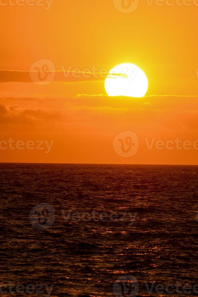 cênico pôr do sol em a oceano foto