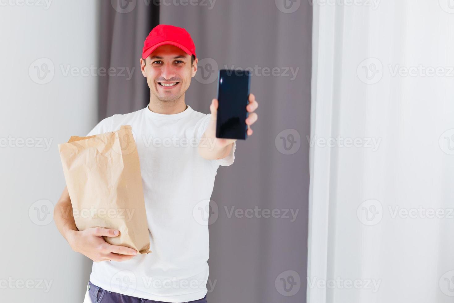 papel recipiente para Leve embora Comida. Entrega homem é carregando foto