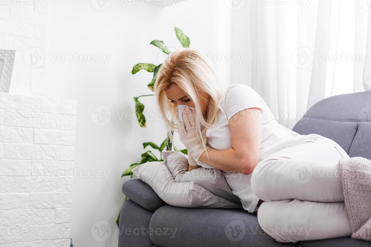 doente mulher. gripe. mulher apanhado frio. espirros para dentro tecido. dor de cabeça. vírus. medicação foto