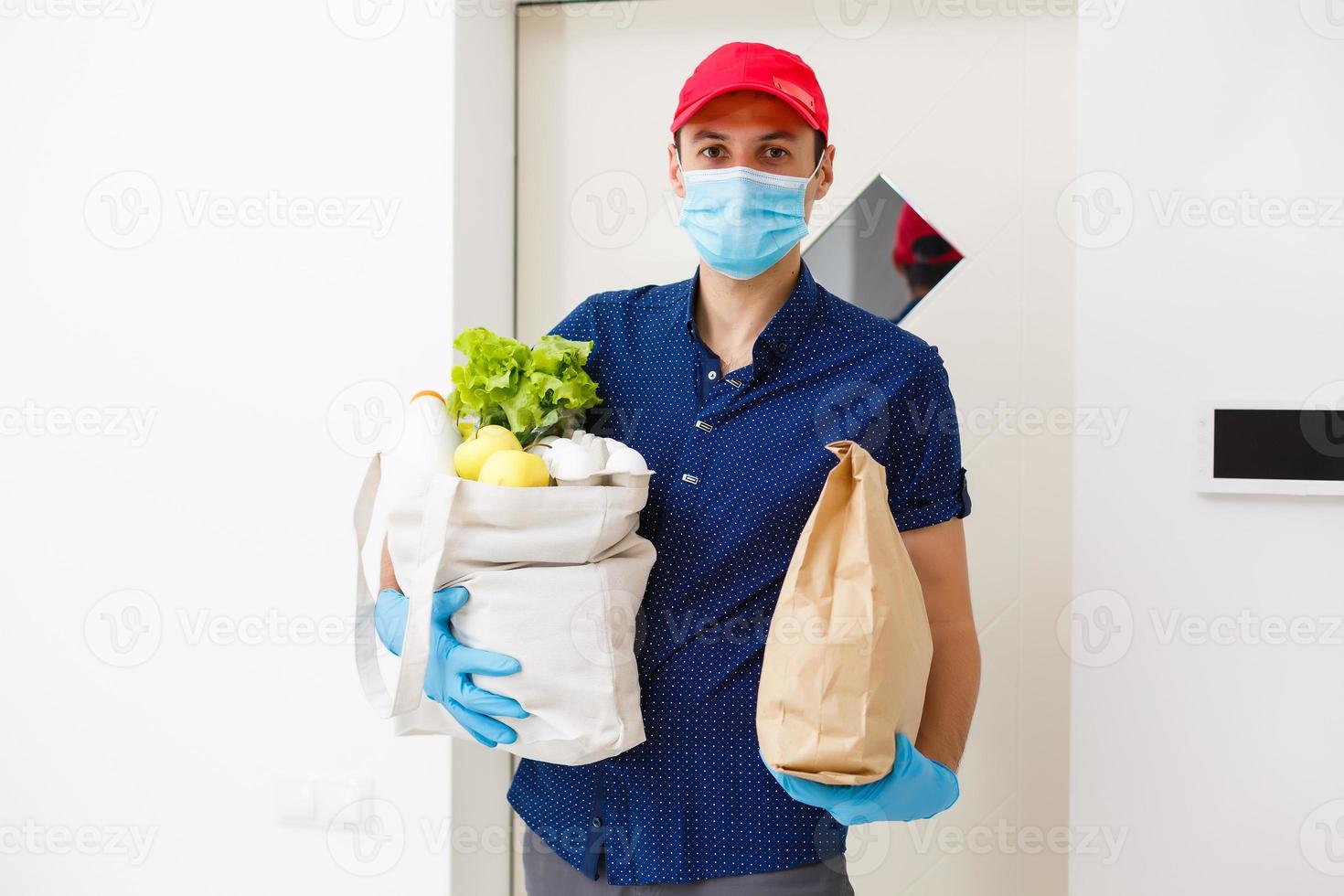 do correio mãos dentro látex branco médico luvas entregar parcelas dentro Comida pacotes para a porta durante a epidemia do coronovírus, COVID-19. seguro Entrega do conectados ordens durante a epidemia. foto