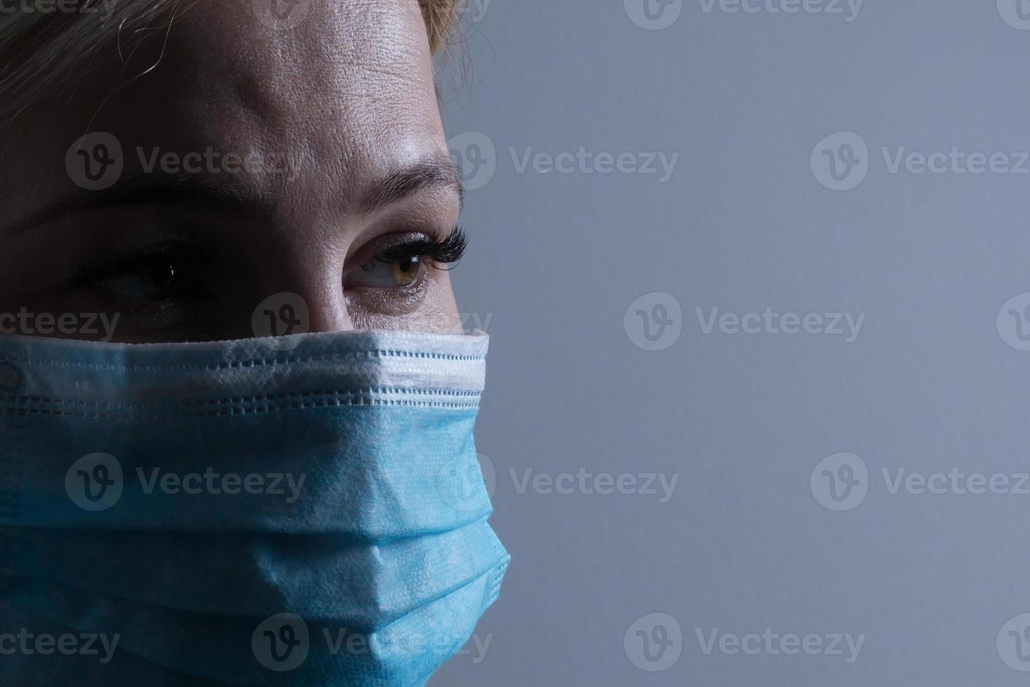 cortada imagem do fêmea médico vestindo médico mascarar foto