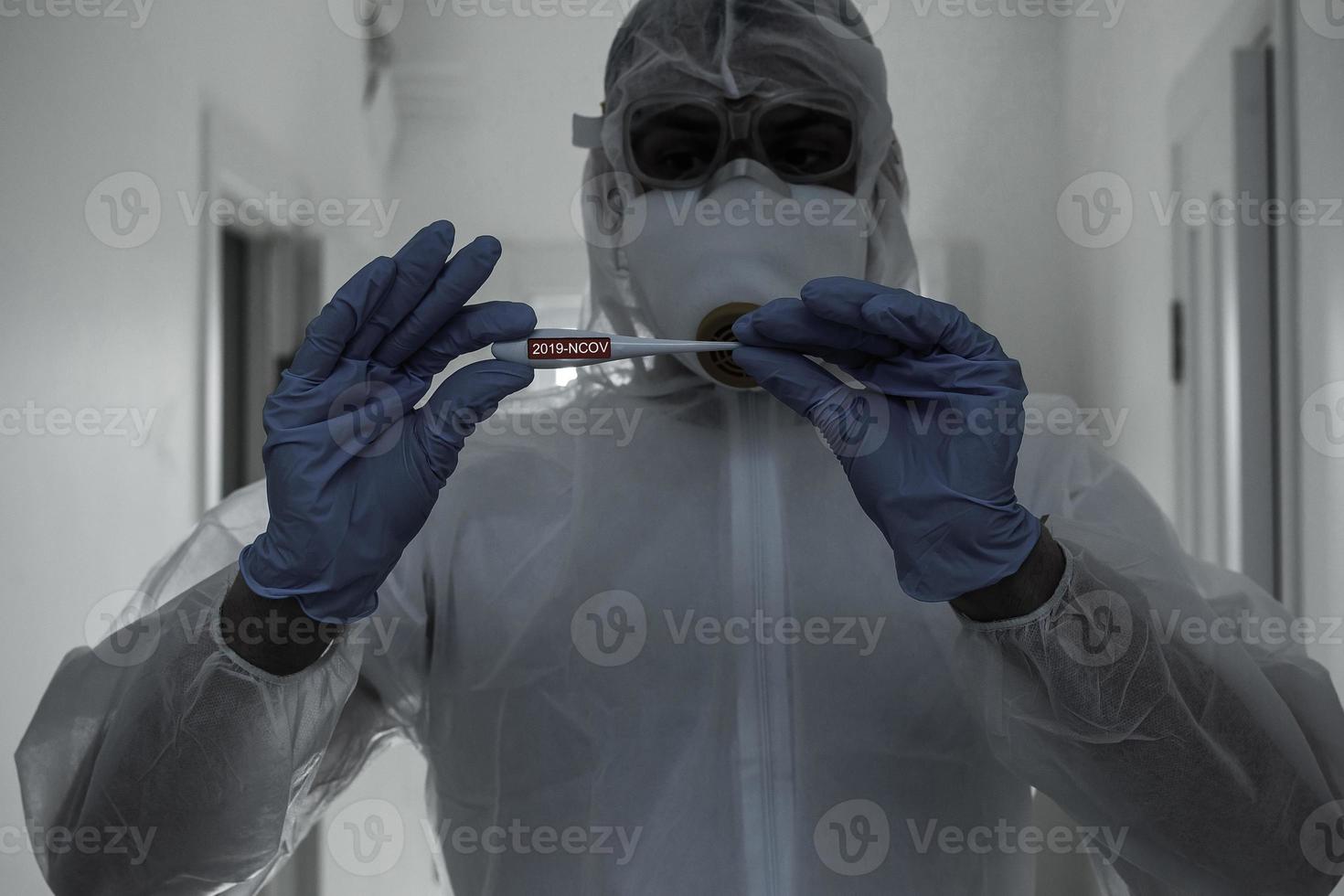 cientista dentro protetora engrenagem com braços cruzado dentro laboratório foto