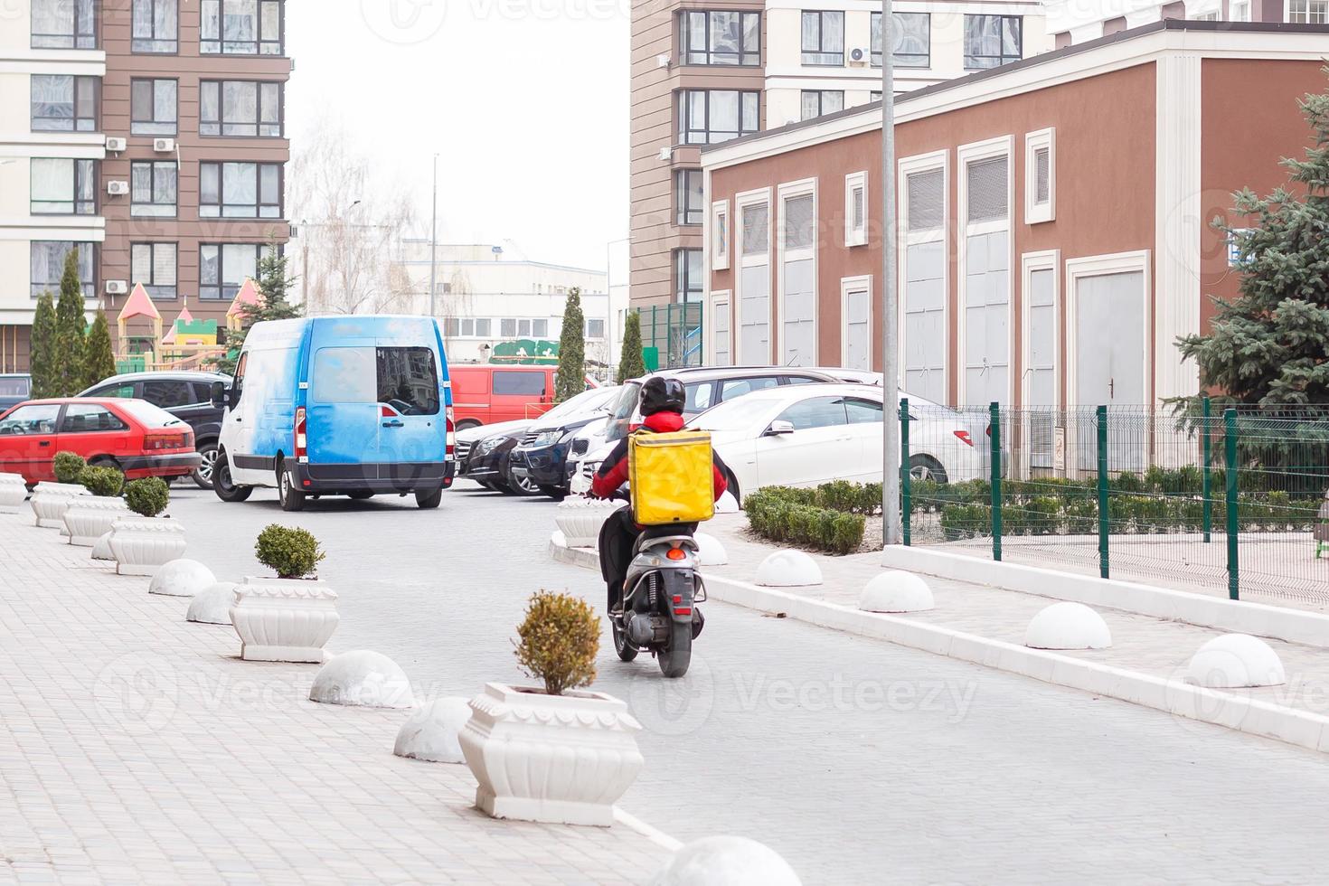 Entrega homem e motocicleta, transporte conceito foto
