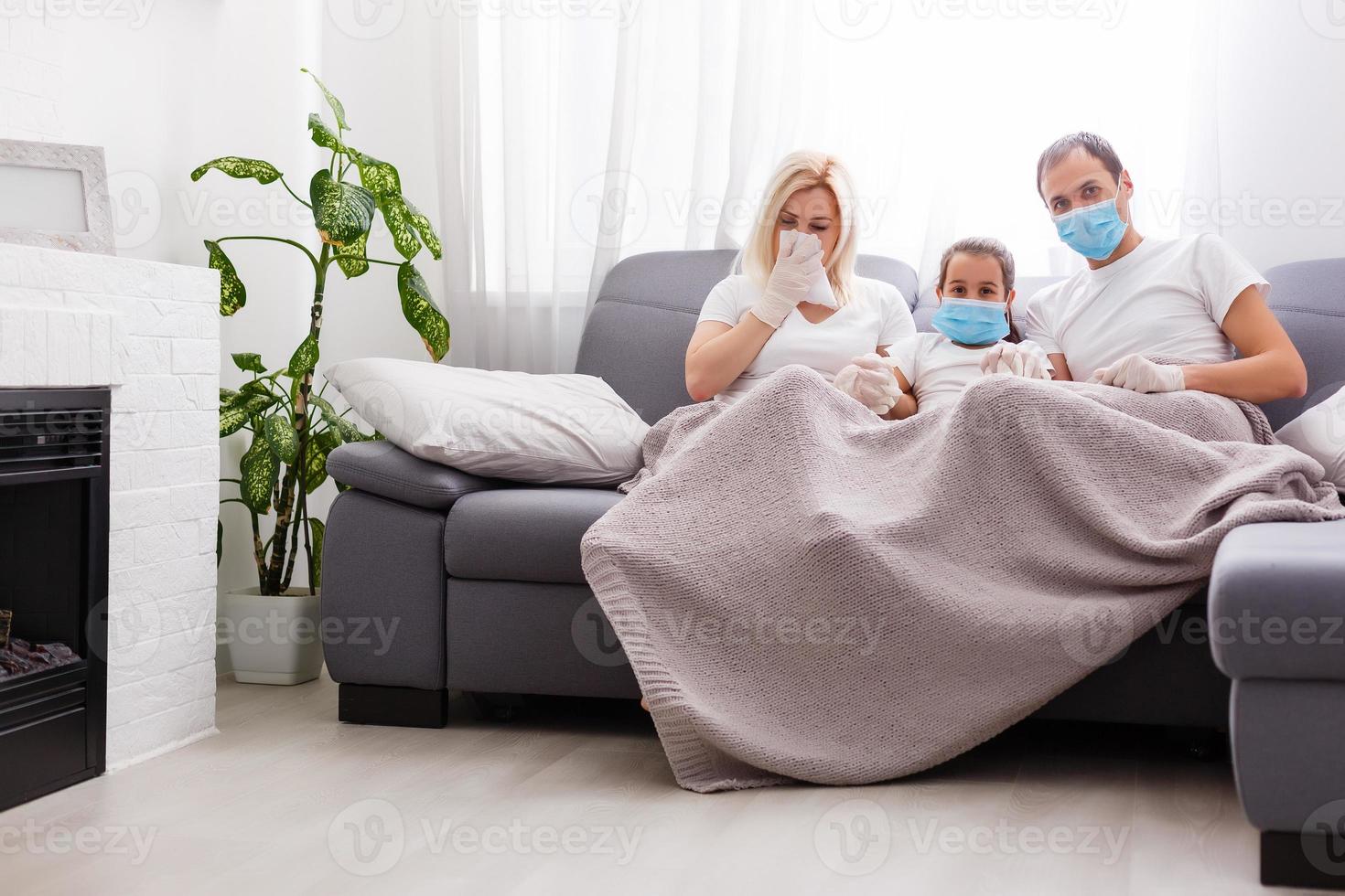 jovem moderno em quarentena coronavírus família dentro médico máscaras. fique casa Pare a pandemia. auto-isolamento juntos é a solução. Cuidado COVID-19. mãe Papai filha millennials foto