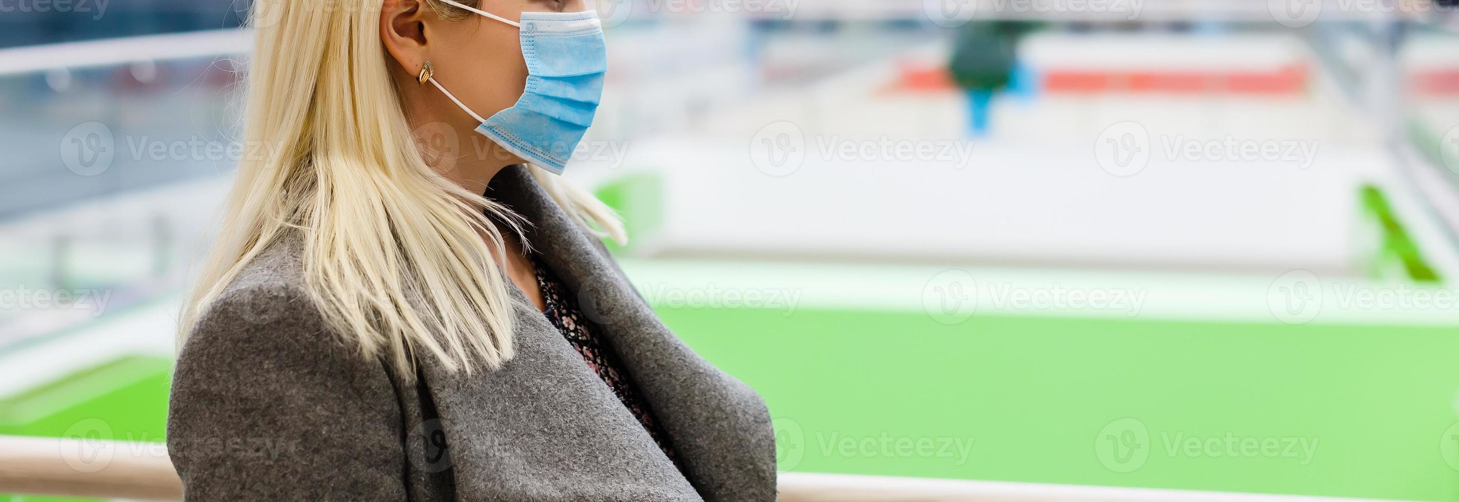 bonita mulheres vestindo mascarar proteção poeira dentro compras shopping center, seletivo foco. foto