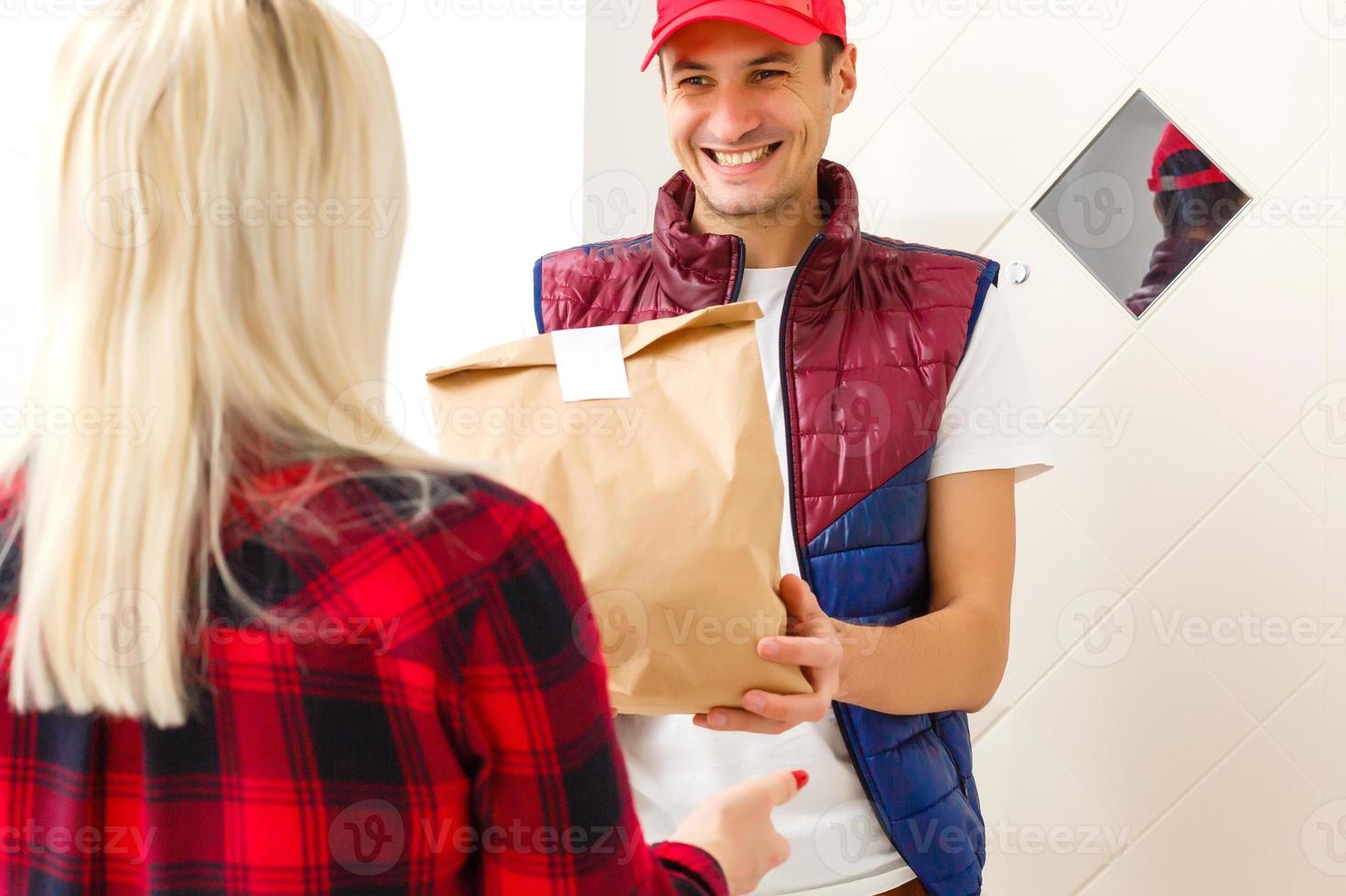 homem Comida Entrega dentro a apartamento foto