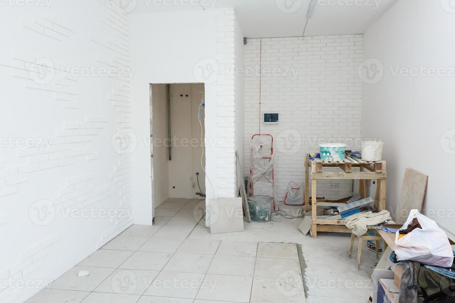 inacabado apartamento interior, reparar dentro uma branco escritório quarto foto